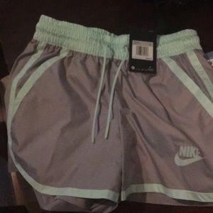 Nike xs women’s shorts with pockets